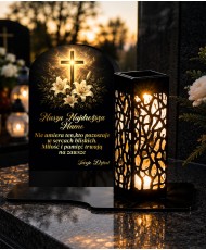 Lampion z dedykacją Pod łukiem pamięci — kolorowy wzór UV — aranżacja na grobie