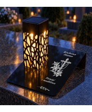 Gięty Różaniec Kochana Mamo — na nagrobku wieczorem