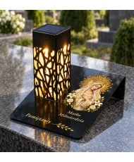 Gięty Matka Boża Ostrobramska — na nagrobku w dzień