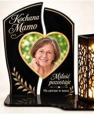 Serce łączy ze zdjęciem — zbliżenie tabliczki