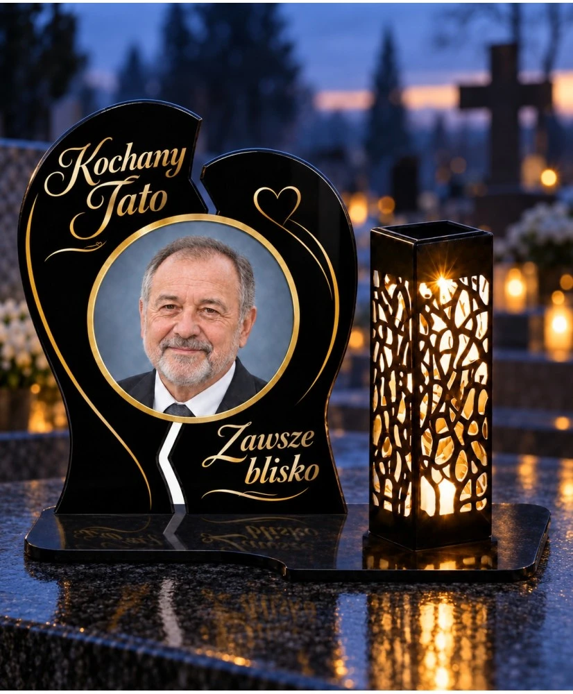 Dwie połówki ze zdjęciem — na nagrobku wieczorem