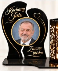 Dwie połówki ze zdjęciem — zbliżenie tabliczki