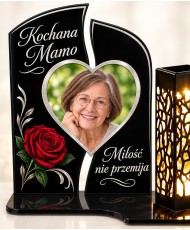 Róża pamięci ze zdjęciem — zbliżenie tabliczki