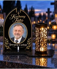Cicha modlitwa ze zdjęciem — na nagrobku wieczorem
