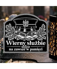 Duży znicz solarny LED XL z grawerem — Czapka wojskowa — Wierny służbie — zbliżenie