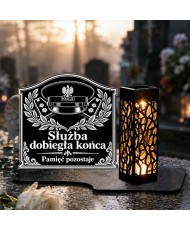 Duży znicz solarny LED XL z grawerem — Czapka policyjna — Pamięć pozostaje — na nagrobku w dzień