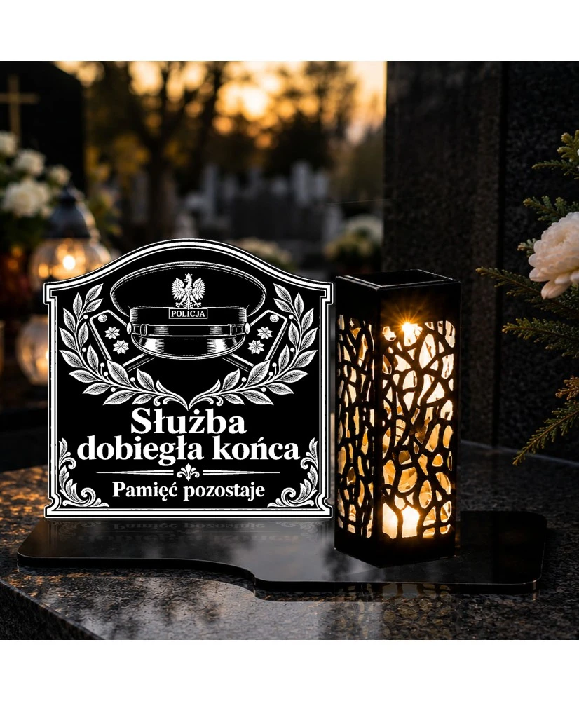 Duży znicz solarny LED XL z grawerem — Czapka policyjna — Pamięć pozostaje — na nagrobku wieczorem