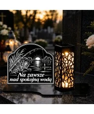 Duży znicz solarny LED XL z grawerem — Wędkarz — Spokojna woda — na nagrobku wieczorem