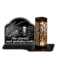 Duży znicz solarny LED XL z grawerem — Wędkarz — Spokojna woda — białe tło