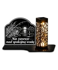 Duży znicz solarny LED XL z grawerem — Wędkarz — Spokojna woda — białe tło